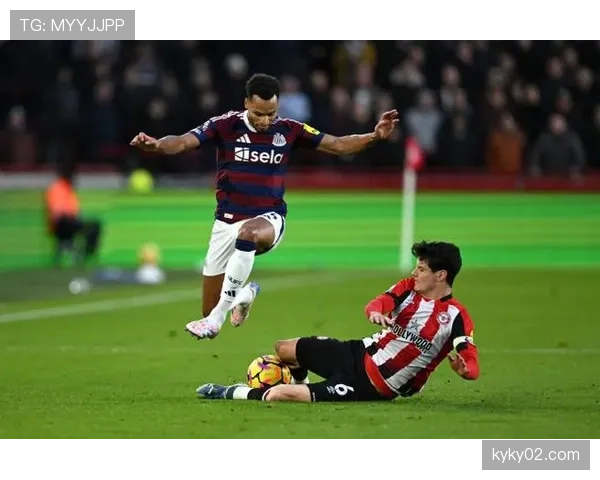 布伦特福德与纽卡斯尔联赛季表现回顾及战术变化深度分析 布伦特福德与纽卡斯尔联赛季表现回顾及战术变化深度分析