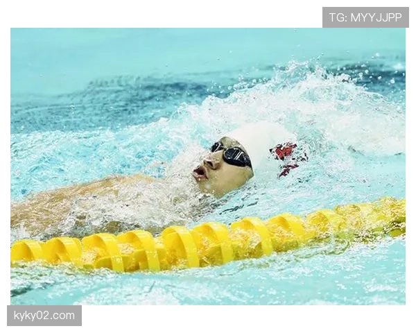 游泳少年打破全国少年纪录引发围观