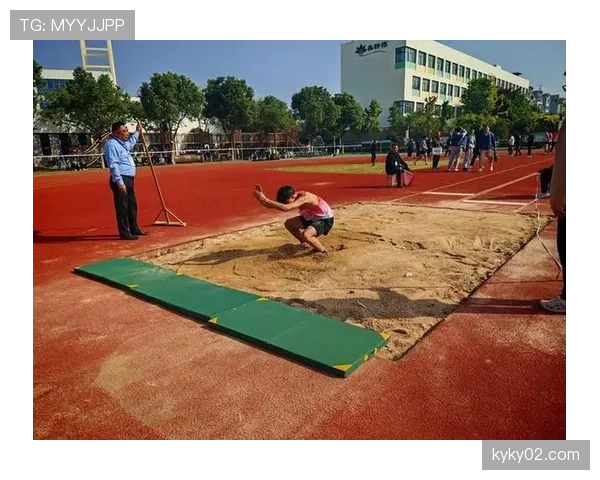 跳远落地瞬间尘土飞扬:成功的背后,关键的瞬间把握