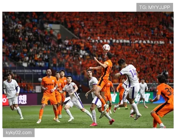 云南玉昆的头球争抢在禁区内极具威胁